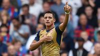 Penyerang Arsenal, Alexis Sanchez merayakan gol bunuh diri yang dicetak oleh pemain Crystal Palace, Damien Delaney pada laga Liga Inggris di Stadion Selhurst Park, Inggris, Minggu (16/8/2015). Arsenal taklukan Palace 2-1. (Reuters/Toby Melville)