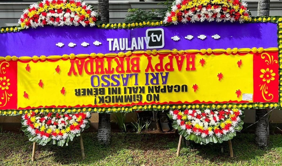Ari Lasso mendapat kiriman bunga ucapan selamat ultah dari Andre Taulany.<br>