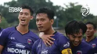 Kapten Persita Tangerang Agung Prasetyo merayakan golnya ke gawang Persela Lamongan dalam lanjutan BRI Liga 1 2021/2022 di Stadion I Gusti Ngurah Rai, Denpasar, Selasa (11/01). (foto: Instagram @liga1match)