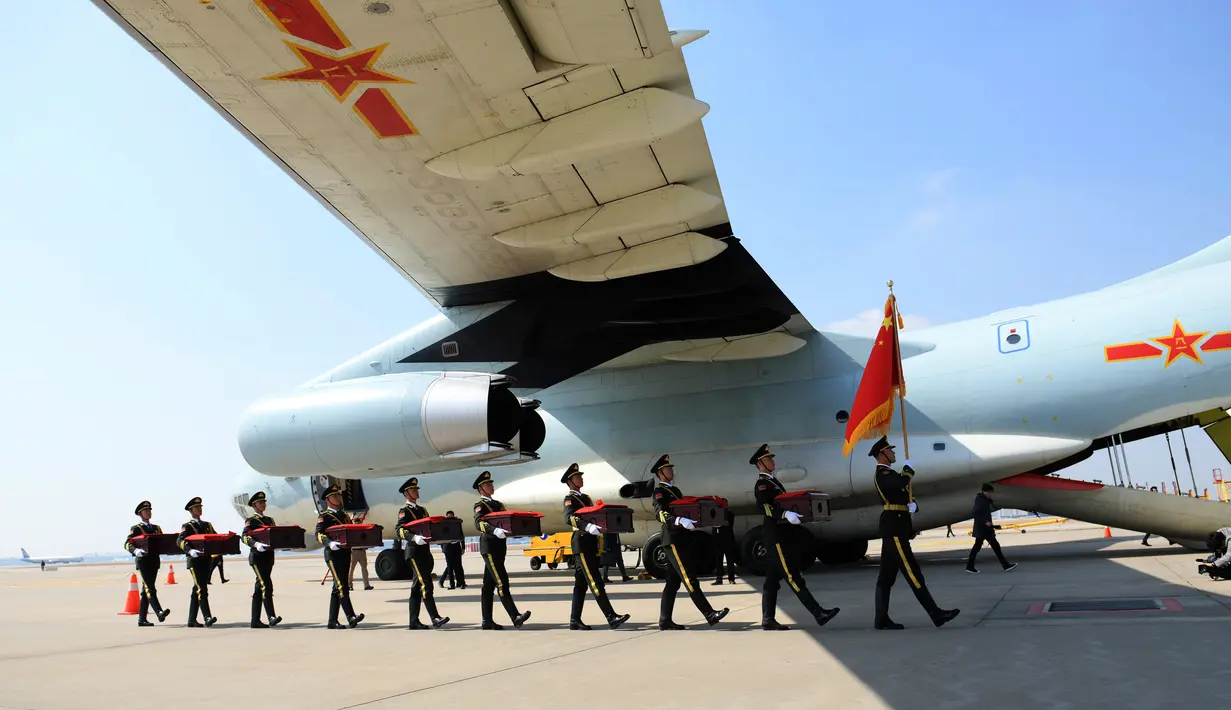Tentara membawa peti mati berisi sisa-sisa tentara China yang menjadi korban dalam Perang Korea di Bandara Internasional Incheon, Seoul, Korea Selatan, Rabu (3/4). Jasad tentara China tersebut dipulangkan ke negaranya untuk dimakamkan. (Jung Yeon-je/Pool Photo via AP)