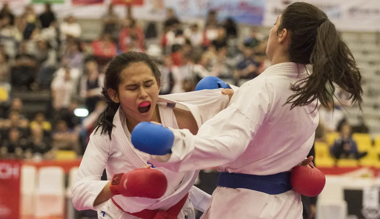Karateka Indonesia, Ceyco Georgia Zefanya ditarik bajunya saat partai final nomor Junior Kumite 59+ kg pada Kejuaraan Dunia Karate Junior, Cadet dan U-21 di ICE BSD, Tangerang, Jumat (13/11/2015). (Bola.com/Vitalis Yogi Trisna) 