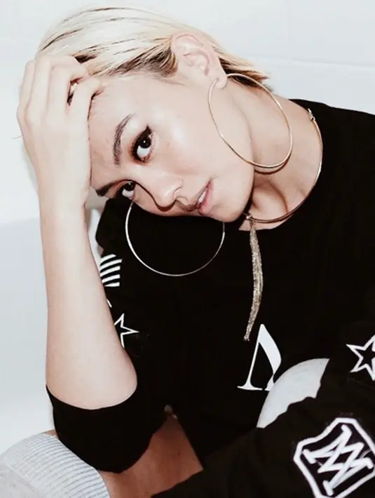 Kesan seksi begitu terlihat dengan belahan dada yang agak rendah. Penampilannya begitu eksotik dengan busana anggun dan bercorak etnik. Dalam keterangan fotonya, Agnez terlihat akan merilis karya terbarunya dari kerja keras selama ini. (Instagram/agnezmo)