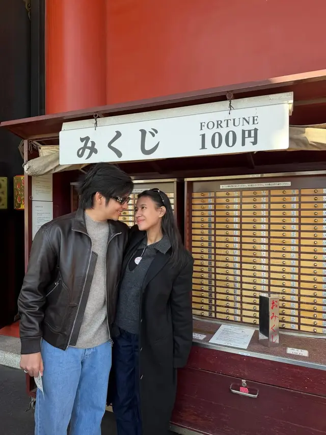 Baby Moon Romantis di Jepang, Gaya Shenina Cinnamon Serasi Bareng Angga Yunanda saat Jalan-jalan hingga Beli Baju Bayi