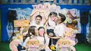 Sebelumnya Ruben Onsu juga sempat merayakan ulang tahun dua putrinya, Thalia dan Tania. Pasangan selebritas ini kompak mencium pipi buah hati mereka. (Foto: Instagram/ ruben_onsu)