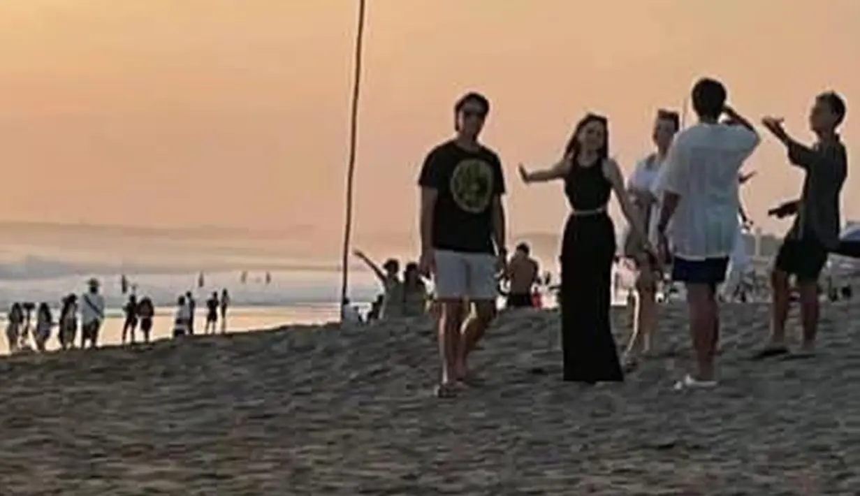 Ketika liburan di Bali, El Rumi dan Syifa Hadju selalu terlihat pakai baju warna senada. El tampil simpel dengan baju dan kaus dan celana pendek, sementara Syifa stylish dengan baju crop top dan celana panjang. Meski foto tersebut buram, namun keromantisan El dan Syifa tidak pudar. Sejak terbukti El Rumi gandeng Syifa di nikahan Aaliyah, akun fanbase El dan Syifa mulai bermunculan. (Liputan6.com/IG/@elsyifa.fanpage)