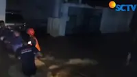 Petugas Damkar mengevakuasi bayi dan lansia yang terjebak banjir Lampung. (Liputan6.com/ Dok Liputan6 SCTV)
