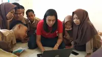 Relawan memberi pelatihan komputer untuk persiapan UNBK