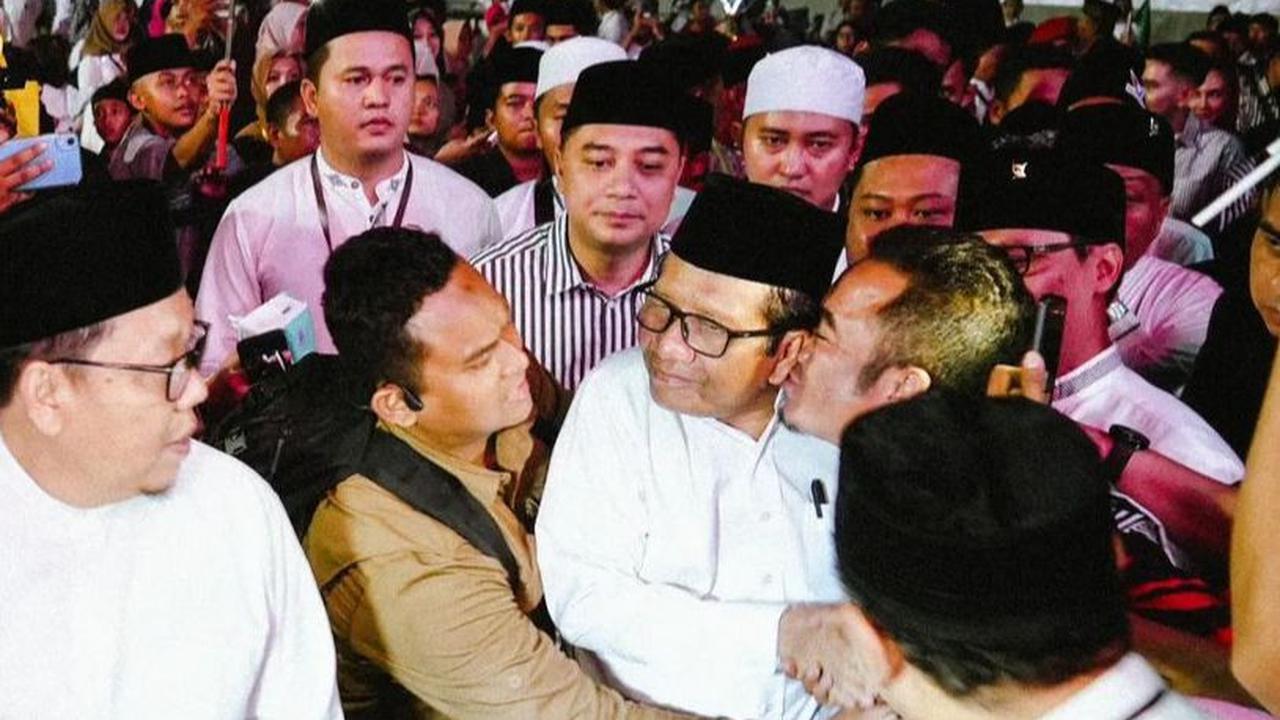 Bagaimana tidak kaget, Mahfud MD tiba-tiba disosor oleh bapak-bapak saat berada di tengah keramaian. Terlihat, bapak-bapak tersebut mencium pipi sang Menteri sekaligus Cawapres 2024 mendatang itu. <br>