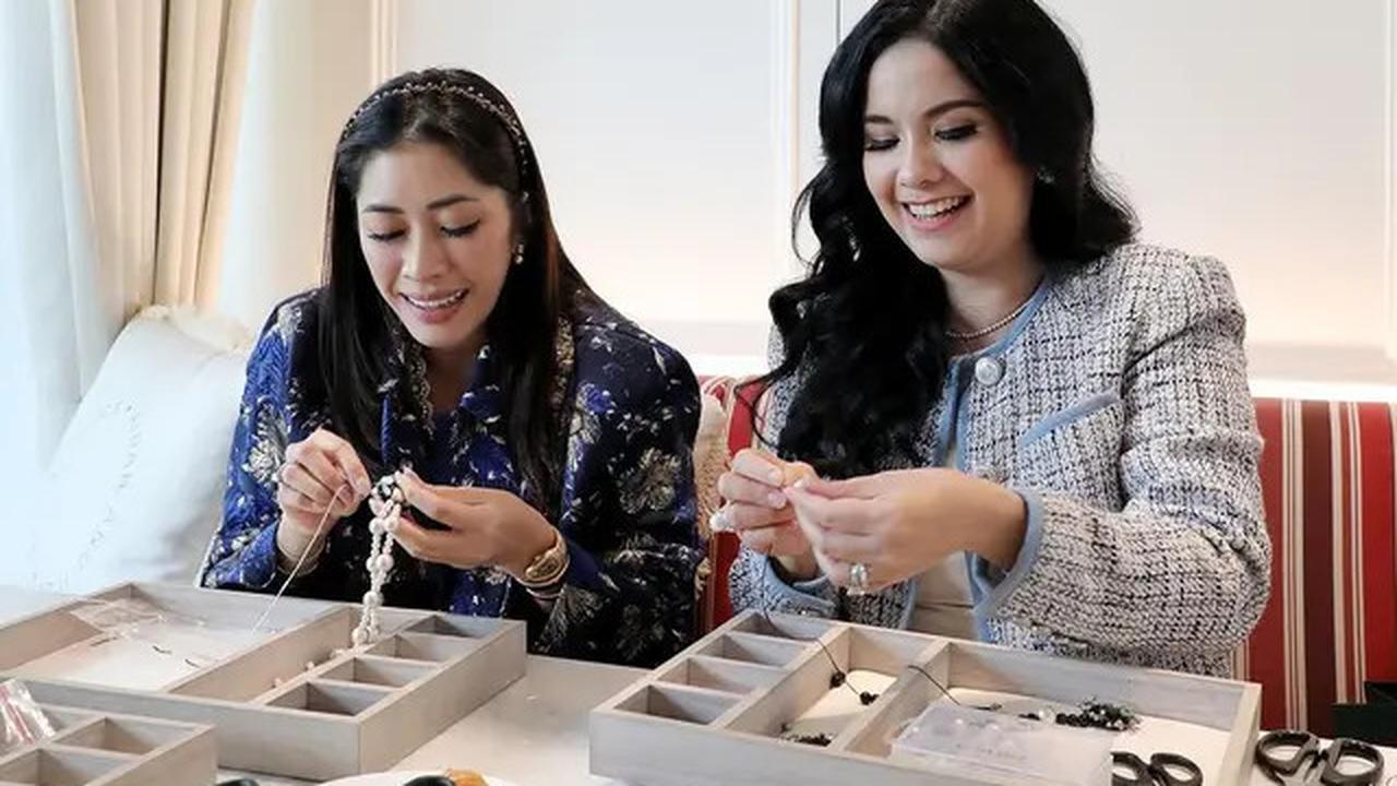 6 Pesona Glowing Annisa Pohan dengan Soft Makeup dan Rambut Mengembang