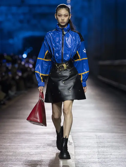 Aliran kreatifnya disesuaikan dengan ciri khas Louis Vuitton. Asal usul sebagai pembuat koper atau trunk yang prinsipnya saat ini berfungsi sebagai katalis untuk pakaian, Louis Vuitton menerapkan filosofi perjalanannya pada kecanggihan ala Prancis. Foto: Document/Louis Vuitton.