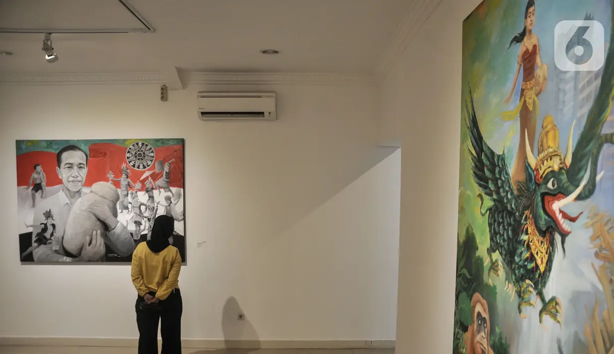 Pengunjung mengamati salah satu karya lukis yang ditampilkan dalam pameran "Antara Kecemasan dan Harapan" di Gedung D Galeri Nasional Indonesia, Jakarta Pusat, Minggu (7/5/2023). (merdeka.com/Iqbal S Nugroho)
