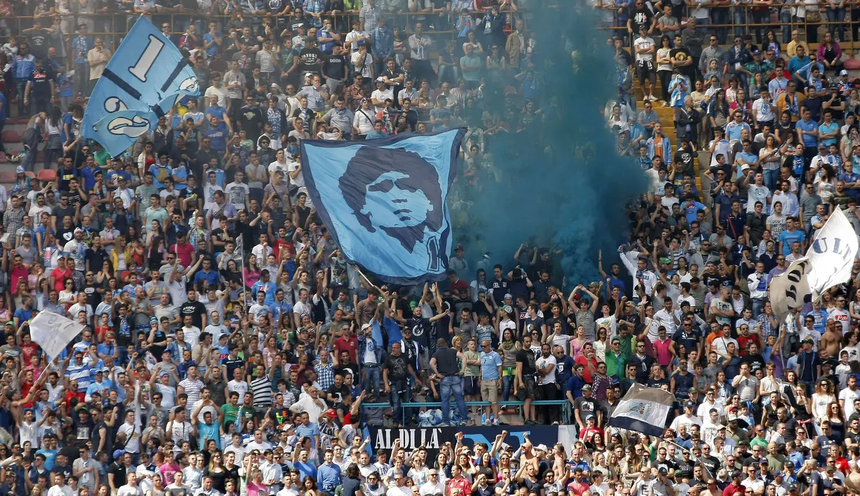 Meskipun Napoli baru memenangkan dua gelar Liga Italia, para pendukung mereka tak pernah surut untuk memeberikan semangat dari tribun Stadion Diego Armando Maradona. Dihuni oleh 54.726 kursi, stadion ini menyuguhkan kenyaringan, tifosi yang megah, dan nyala suarnya. (AFP/Carlo Hermann)
