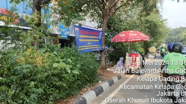Deretan lapak kaki lima berjejer sepanjang jalan kurang lebih 500 meter.