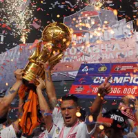 Arema Cronus sukses meraih gelar Torabika Bhayangkara Cup setelah mengalahkan Persib Bandung dengan skor 2-0 di Stadion Utama Gelora Bung Karno, Minggu (3/4/2016). (Foto: Helmi Fitriansyah/Liputan6.com)