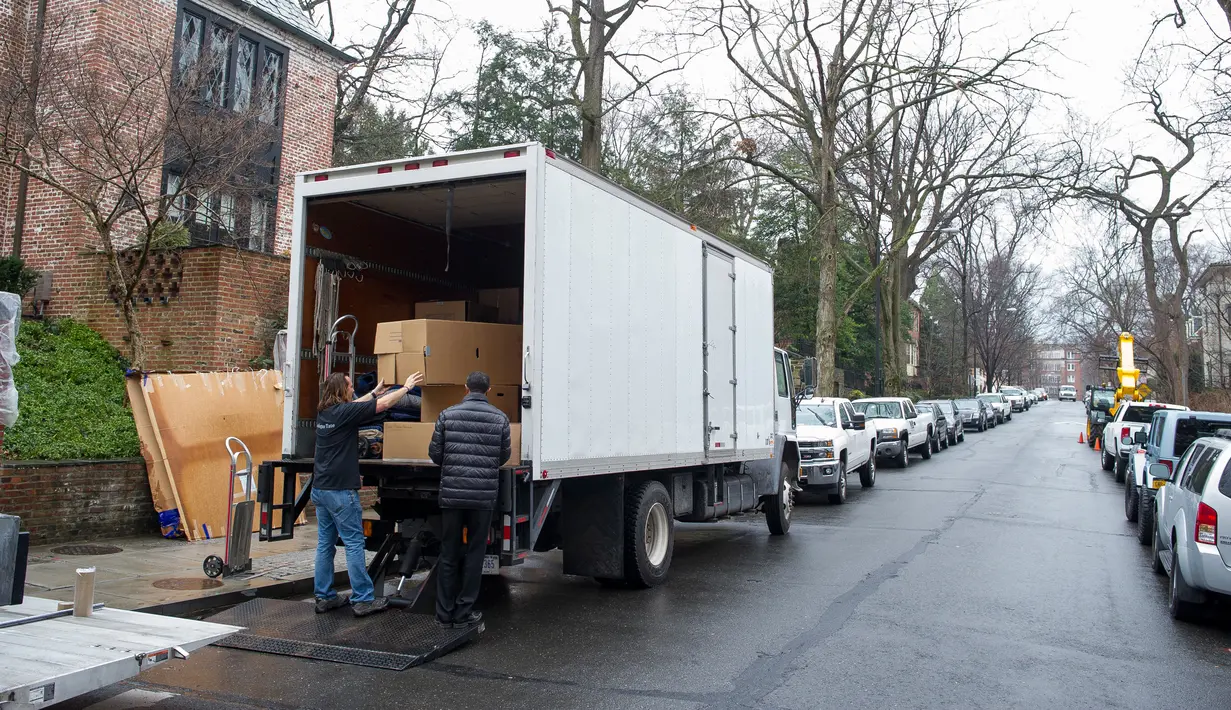Pekerja di bawah pengawasan petugas Gedung Putih, bersiap menurunkan barang-barang keluarga Presiden Barack Obama dari dalam truk ke rumah sewaan di lingkungan Kalorama dari Washington, 17 Januari 2017. (AP Photo/Cliff Owen)