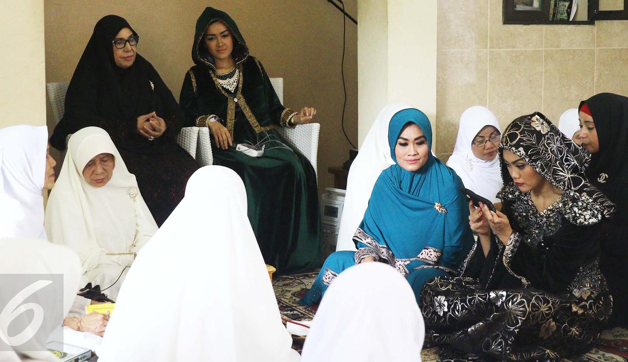 Aktris Julia Perez atau Jupe mengikuti pengajian di kediaman sang ibu, Sri Wulansih, di kawasan Kelapa Dua, Depok, Kamis (29/12). Pengajian ini juga digelar menjelang keberangkatan Jupe ke Tanah Suci pada Januari mendatang. (Liputan6.com/Herman Zakharia)