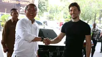 Menteri Komunikasi dan Informatika, Rudiantara berjabat tangan dengan pendiri sekaligus CEO Telegram, Pavel Durov setibanya di kantor Kemenkominfo, Jakarta, Selasa (1/8). Keduanya menggelar pertemuan yang berlangsung tertutup. (Liputan6.com/Angga Yuniar)