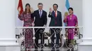 Presiden Joko Widodo (kedua kanan) didampingi Ibu Negara Iriana Joko Widodo (kanan) bersama Presiden Argentina Mauricio Macri (kedua kiri) dan istri Juliana Awada (kiri) melambaikan tangan saat kunjungan kenegaraan, di beranda Istana Bogor, Rabu (26/6/2019). (AP/Achmad Ibrahim)
