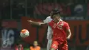 Gelandang Persija, Jefri Kurniawan berebut bola atas dengan pemain Timnas Indonesia U-22 saat laga uji coba di Stadion Patriot Candrabhaga, Bekasi, Rabu (5/4). Laga berakhir imbang 0-0. (Liputan6.com/Helmi Fithriansyah)