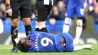 Striker Chelsea, Tammy Abraham, terkapar di lapangan saat melawan Newcastle United pada laga Premier League 2019 di Stadion Stamford Bridge, Sabtu (19/10). Chelsea menang 1-0 atas Newcastle United. (AP/Steven Paston)