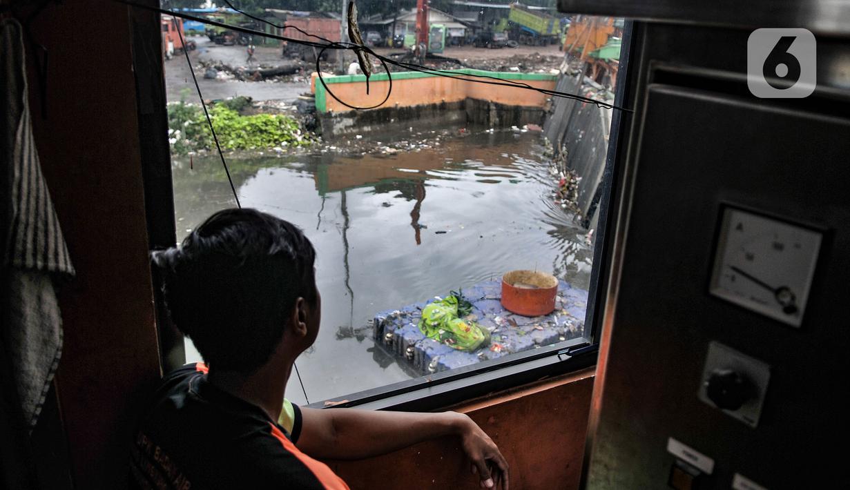 Petugas saat mengoperasikan alat penyaring sampah sungai di TPSS Perintis Kemerdekaan, Jakarta, Selasa (16/2/2021). TPSS Perintis Kemerdekaan jadi penampungan sementara sampah sungai di Jakarta Timur, Selatan, Pusat, dan Kelapa Gading. (merdeka.com/Iqbal S. Nugroho)