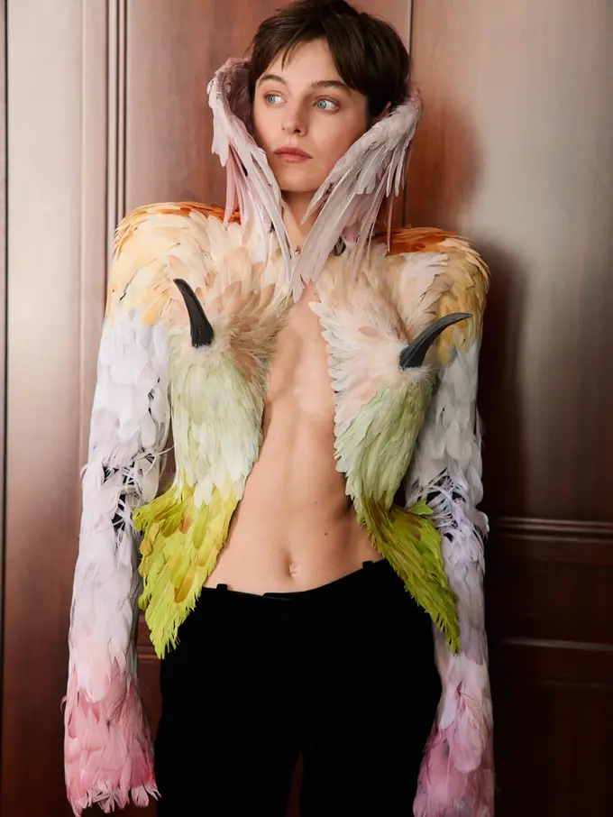 Emma Corrin Tampil Bak Burung Eksotis di Schiaparelli Couture 2026, Blazer Berbulu Warna-Warni Jadi Sorotan