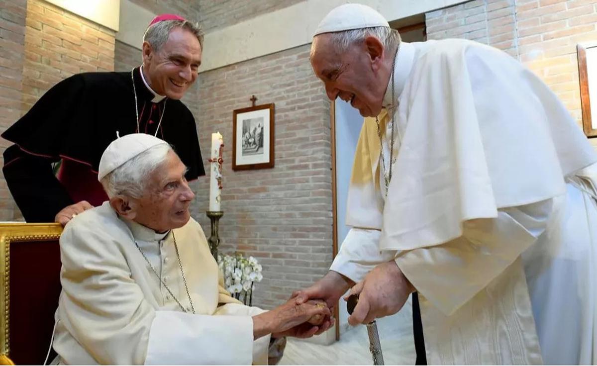 Paus Fransiskus (berdiri) bersama Paus Benediktus XVI (duduk). (Vatican Pool)
