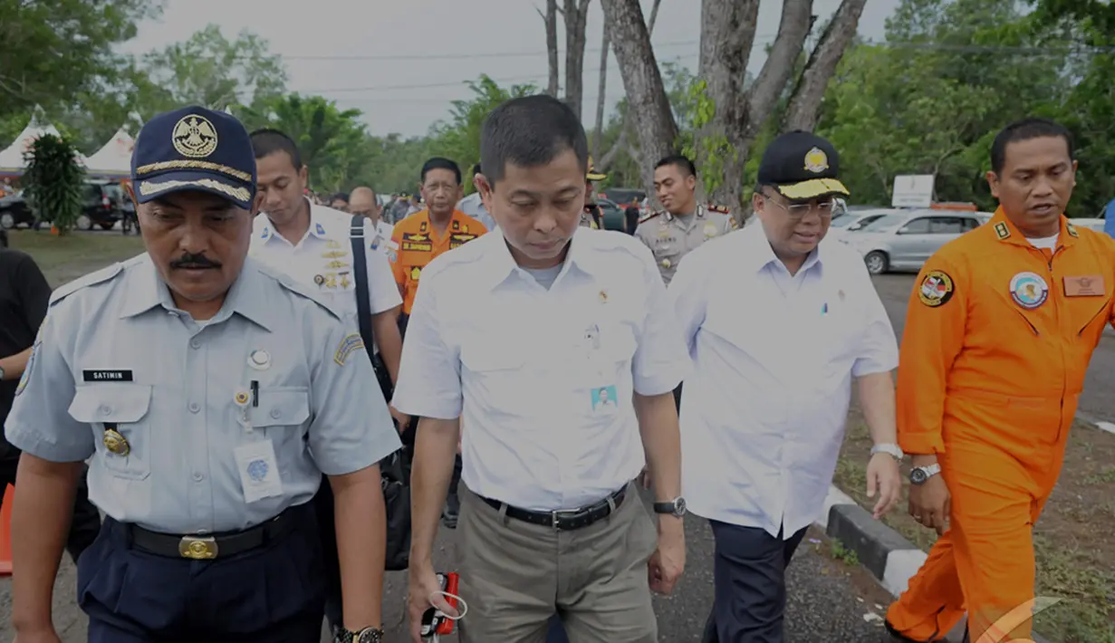   Pemerintah memberikan apresiasi kepada semua pihak yang telah membantu proses evakuasi jenazah dan pencarian pesawat AirAsia QZ8501, Pangkalan Bun,Kalteng, Rabu (7/1/2015).  (Liputan6.com/Andrian M Tunay)