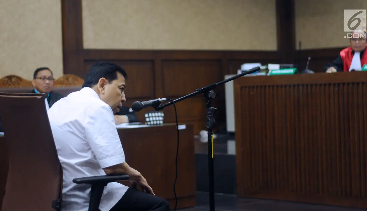 Tersangka korupsi proyek E-KTP Setya Novanto saat mengikuti persidangan di Pengadilan Tipikor, Jakarta, Rabu (13/12). Sidang beragendakan pembacaan dakwaan dari Jaksa Penuntut Umum KPK. (Liputan6.com/Helmi Fithriansyah)