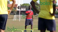 Pelatih Jacksen F.Tiago memberi instruksi kepada pemain Penang FA saat latihan di Lapangan USM, Penang, Malaysia, Minggu (31/01/2016). (Bola.com/Nicklas Hanoatubun)