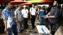 Terjadi dialog yang saling mengklaim area kepemilikan gedung Mall Jatinegara Xtaiment, Jakarta, Senin (13/4/2015). (Liputan6.com/Johan Tallo)