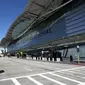 Potret jalan di depan terminal internasional tampak kosong di San Francisco International Airport pada 2 April 2020 di San Francisco, California. (JUSTIN SULLIVAN / GETTY IMAGES NORTH AMERICA / GETTY IMAGES VIA AFP)