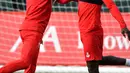 Gelandang Liverpool, Georginio Wijnaldum (kiri) dan striker Sadio Mane melakukan pemanasan selama mengikuti sesi latihan tim di Melwood di Liverpool, Inggris barat laut (22/10/2019). Liverpool akan bertanding melawan wakil Belgia, Genk pada Grup E Liga Champions di Luminus Arena. (AFP/Paul Ellis)