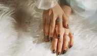 Gem nails membawa rhinestone warna-warni ke permukaan kuku untuk menciptakan manikur yang mencuri perhatian.
(Foto/Dok: Pixels)