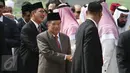 Wapres Jusuf Kalla bersalaman dengan rombongan Raja Arab Saudi Salman bin Abdulaziz al Saud yang bertelok ke Brunei di Bandara Halim Perdanakusuma, Jakarta (4/3). Setelah mengunjungi Brunei Raja Salman akan berlibur di Bali. (Liputan6.com/Angga Yuniar)
