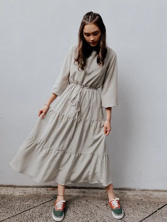 <p>Tampil simpel dengan sepatu vans dan midi dress, gadis berdarah campuran Belanda-Minangkabau ini juga makin manis dengan ikatan rambut kepang. (Instagram/caitlin halderman)</p>