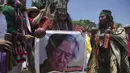 Mereka juga membakar dan menendang gambar mantan Presiden Peru Alberto Fujimori. (AP Photo/Guadalupe Pardo)