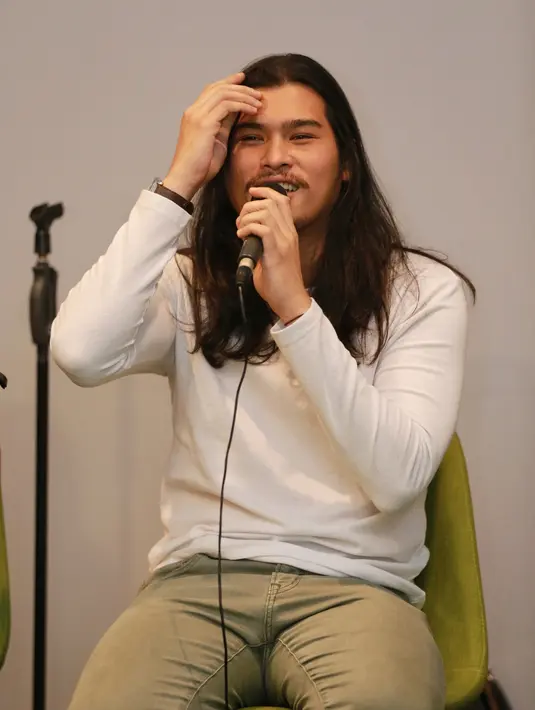 Seperti yang Bintang.com lihat pada Rabu (23/5/2018) sore, ditengah kesibukannya mempromosikan album terbarunya, ia masih menyempatkan diri untuk melaksanakan sholat Ashar. (Adrian Putra/Bintang.com)