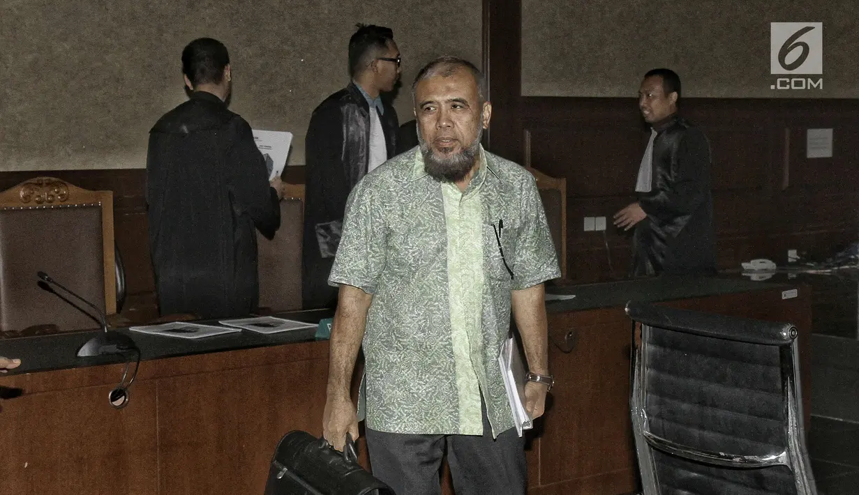 Patrialis Akbar bersiap meninggalkan ruangan usai menjalani sidang perdana di Tipikor, Jakarta, Selasa (13/6). Suap tersebut diterima dari pengusaha impor daging sapi, Basuki Hariman melalui perantara Ng Fenny dan Kamaludin. (Liputan6.com/Helmi Afandi)