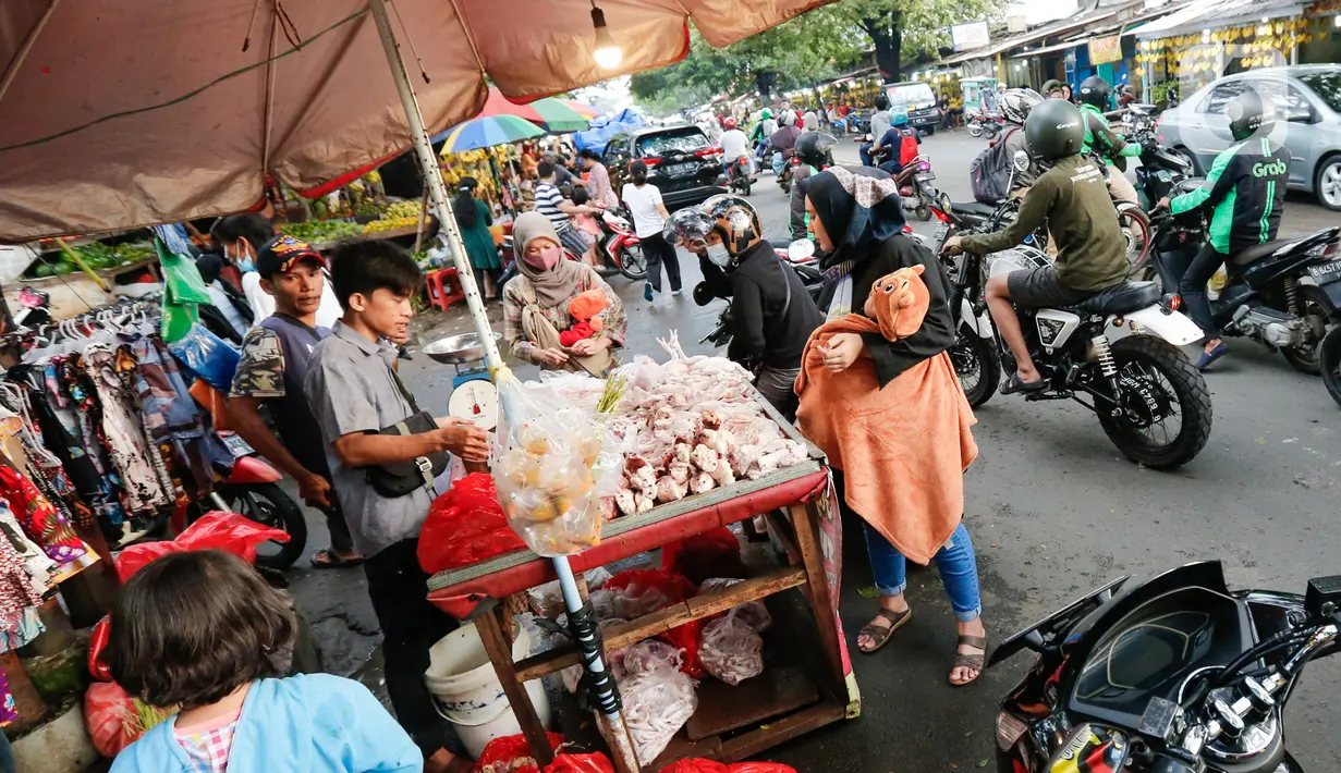 Pedagang daging ayam melayani warga yang membeli kebutuhan pangan di Pasar Lembang, Tangerang, Banten, Selasa (4/5/2021). Kepala Badan Ketahanan Pangan Kementerian Pertanian memastikan pasokan pangan cukup sepanjang Ramadhan dan Idul Fitri. (Liputan6.com/Angga Yuniar)