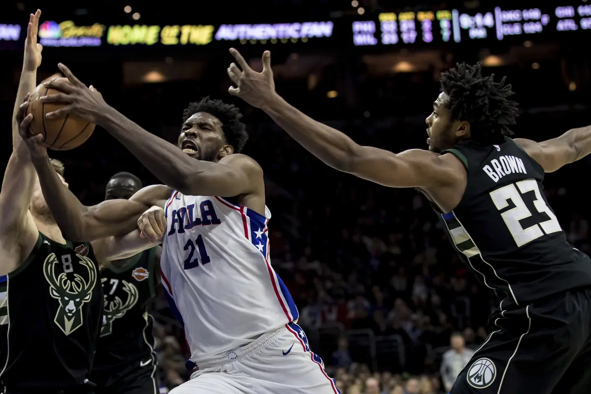 Aksi Joel Embiid saat Sixers Hajar Bucks