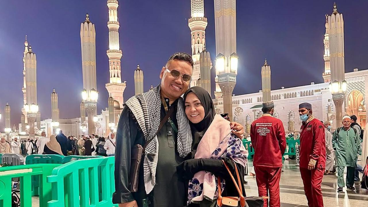 5 Potret Uya Kuya dan Astrid Jalani Umroh di Bulan Ramadhan, Perlihatkan Kemesraan