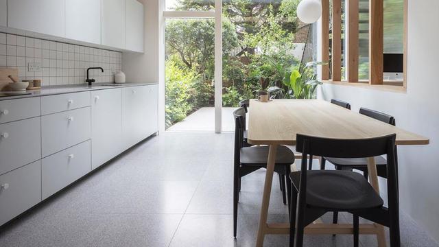 Desain Ruang Makan Semi Outdoor Paling Populer di 2024, Suasana Nyaman dan Lega