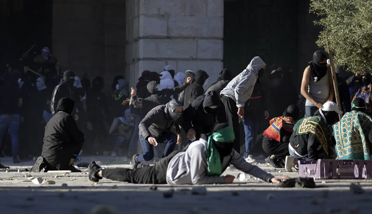 Warga Palestina bentrok dengan pasukan keamanan Israel di Kompleks Masjid Al Aqsa, Kota Tua Yerusalem, 15 April 2022. (AP Photo/Mahmoud Illean)