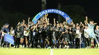 RANS Nusantara mengangkat trofi juara Liga Nusantara 2025/2026 di Stadion Sriwedari, Solo, Minggu (8/2/2026). (Dok. I.League)
