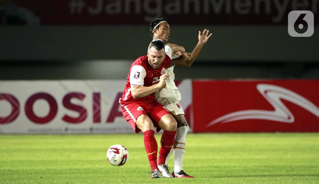 Pemain Persija Jakarta, Marko Simic (depan) mengontrol bola dibayangi pemain PSM Makassar Erwin Gutawa dalam pertandingan semifinal leg kedua Piala Menpora 2021 di Stadion Manahan, Solo, Minggu (18/4/2021). (Bola.com/Ikhwan Yanuar)