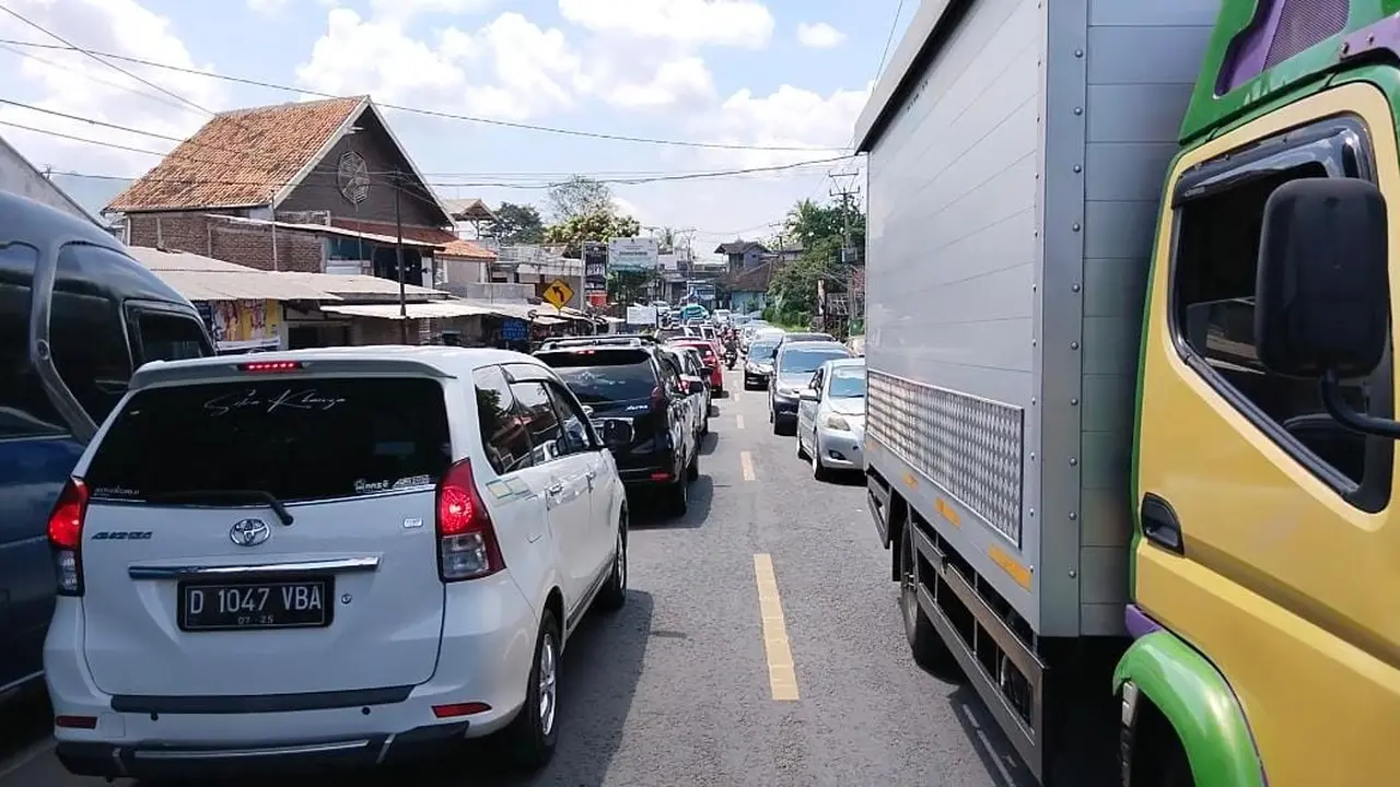 Antrian kendaraan dari dua membuat Satlantas Polres Garut, Jawa Barat menerapkan CB one way secara bergantian dari dua arah di jalur mudik lebaran 2023 Limbangan-Malangbong Garut, hingga siang ini. (Liputan6.com/Jayadi Supriadin)