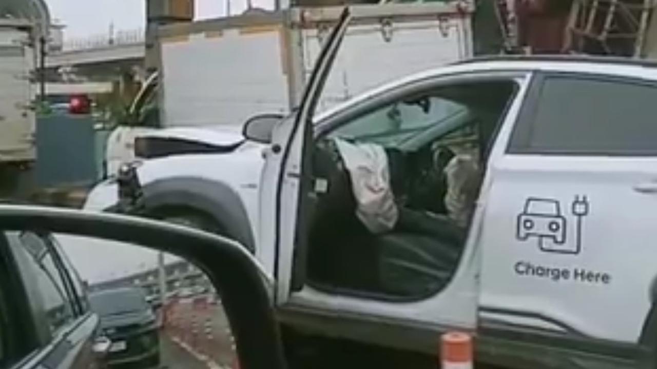 Kecelakaan beruntun terjadi di akses Gerbang Tol Halim Utama menuju Tol Dalam Kota, Jakarta, pada Rabu pagi 27 Maret 2024. Itulah top 3 news.