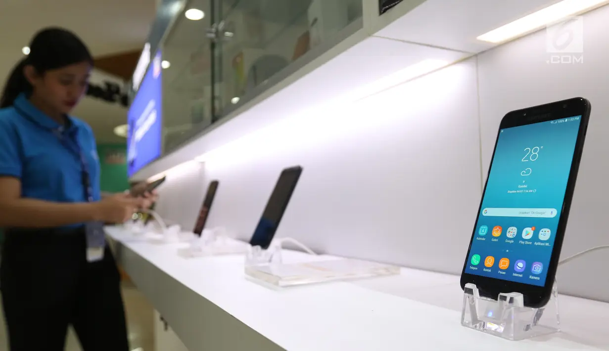Handphone/smartphone terpajang di salah satu gerai di Jakarta, Kamis (7/4/2019). Nantinya, International Mobile Equipment Identity (IMEI) ponsel yang beredar di Indonesia akan terintegrasi dengan basis data Kemenperin. (Liputan6.com/Angga Yuniar)