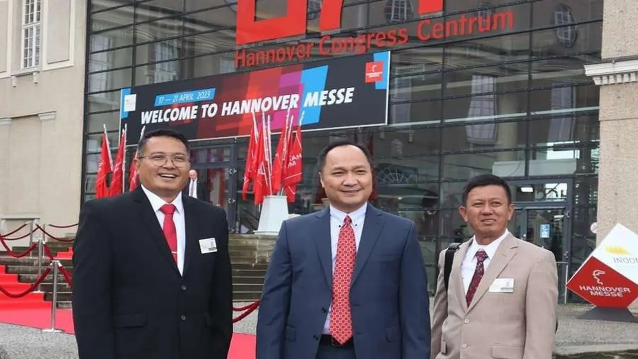 Direktur Utama PT SIER, Didik Prasetiyono (kiri) dalam pameran industri Hannover Messe 2023 di Jerman, Rabu (19/4/2023).